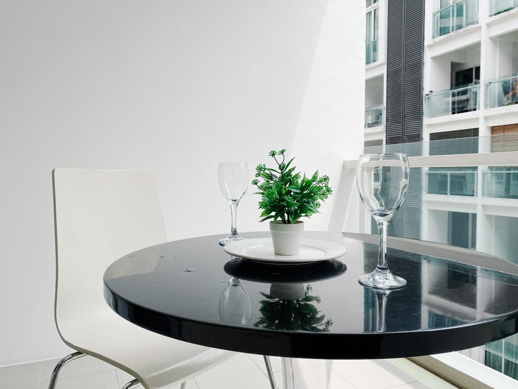 Cozy Living , With Private Balcony @ Mont Kiara Hartamas Pangsapuri *