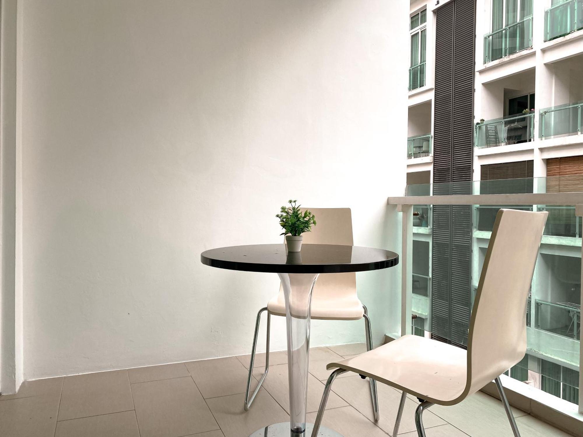 Cozy Living , With Private Balcony @ Mont Kiara Hartamas Pangsapuri *