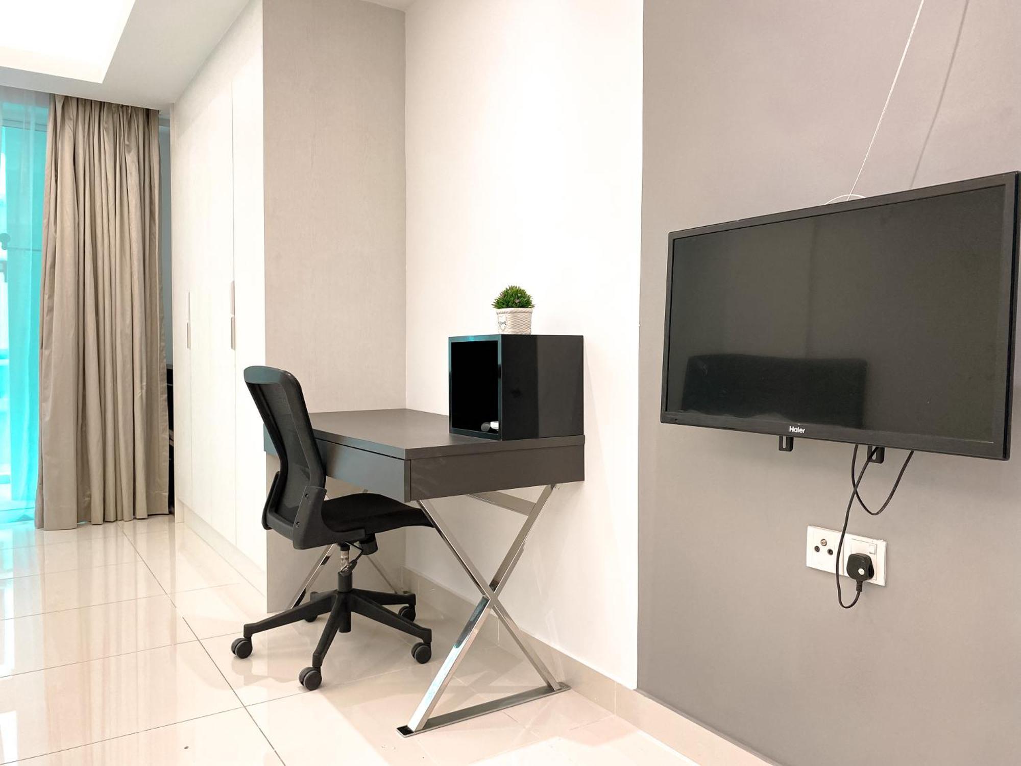 Cozy Living , With Private Balcony @ Mont Kiara Hartamas Pangsapuri *