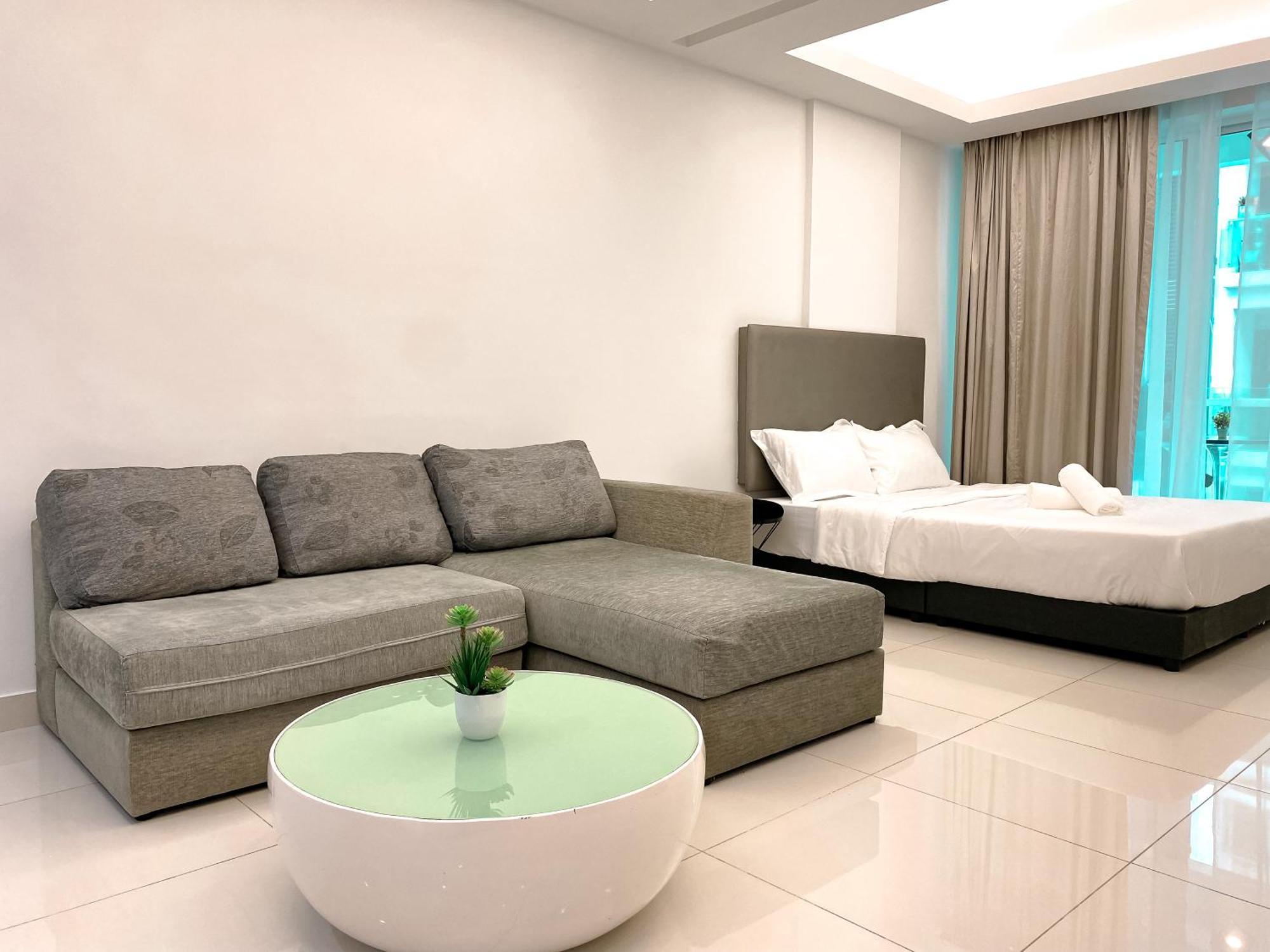 Cozy Living , With Private Balcony @ Mont Kiara Hartamas Pangsapuri